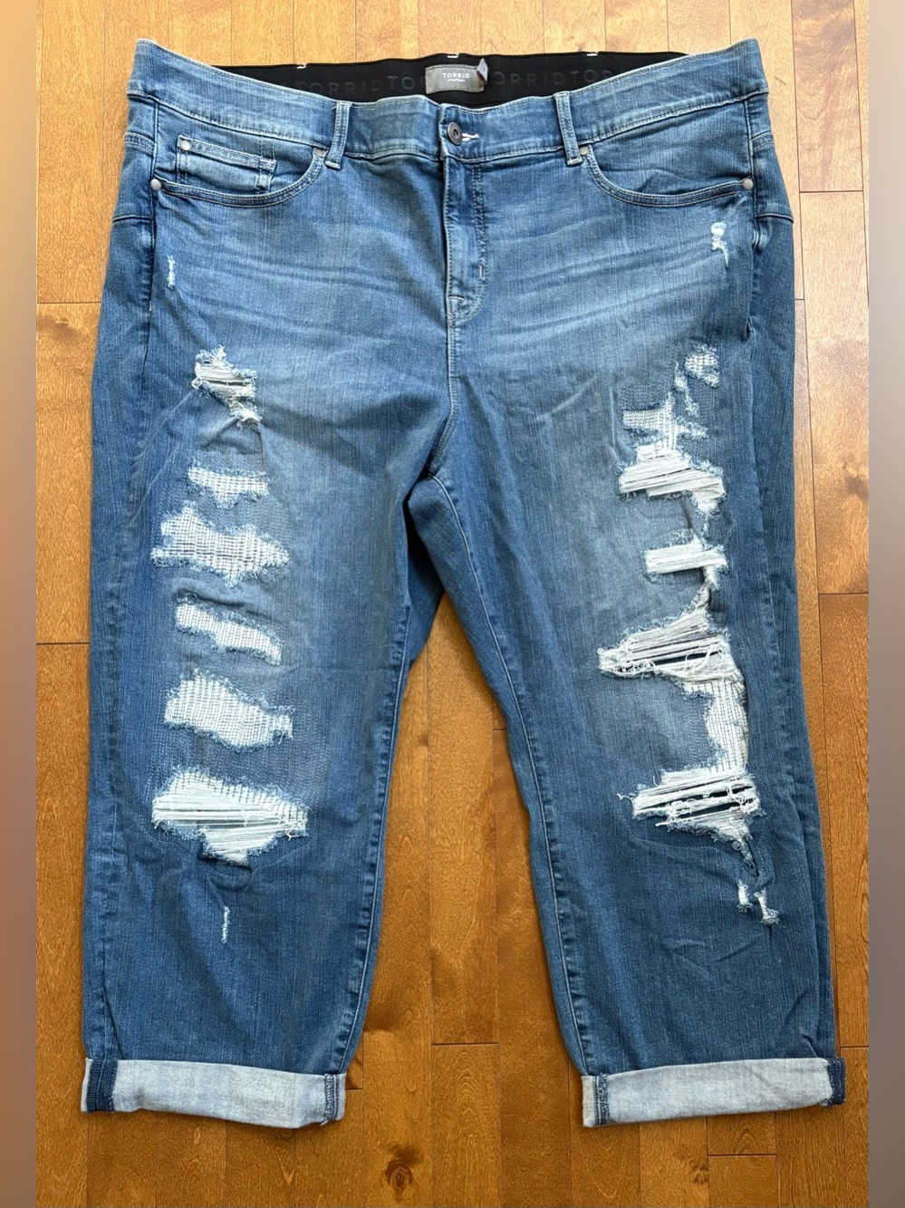 Torrid #FeelTheFit Mid-Rise Distressed Boyfriend Capris – Women's Size 26